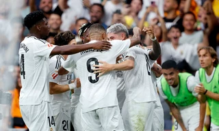 Các cầu thủ Real Madrid ăn mừng chiến thắng đầu tiên tại La Liga 2024/2025.