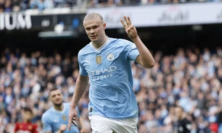 Haaland ăn mừng bàn thắng.