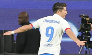 Lewandowski ghi bàn mở tỷ số cho Barcelona.