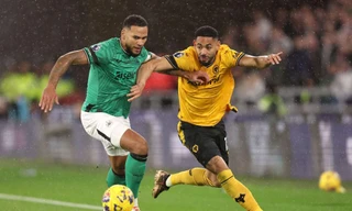 Tiền đạo Cunha trong một pha tranh chấp 