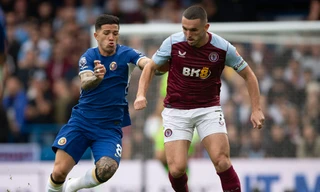 Enzo Fernandez và John McGinn trong một tình huống tranh chấp.