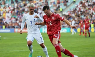 Griezmann trong một pha tranh chấp với cầu thủ Gibraltar