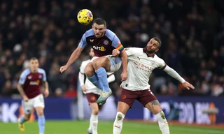 Walker và McGinn trong một pha tranh chấp trên không