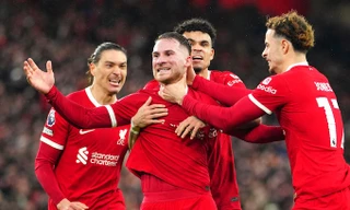 Alexis Mac Allister ăn mừng cùng các đồng đội sau khi lập siêu phẩm.