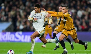 Bellingham trong một pha tranh chấp với cầu thủ Rayo Vallecano.