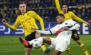 Mbappe và các hậu vệ của Dortmund.