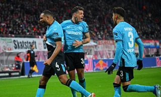 Các cầu thủ Leverkusen ăn mừng bàn thắng