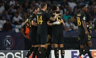 Các cầu thủ Real Madrid ăn mừng bàn thắng của Bellingham