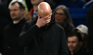 HLV Erik ten Hag thất vọng khi Man Utd thua ngược Chelsea 3-4.