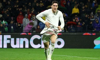 Vlahovic ăn mừng khi ghi bàn thắng quyết định giúp Juventus lội ngược dòng.