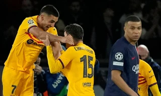 Niềm vui của các cầu thủ Barcelona và sự thất vọng của Mbappe.