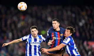 Lewandowski tranh chấp với các hậu vệ Real Sociedad.