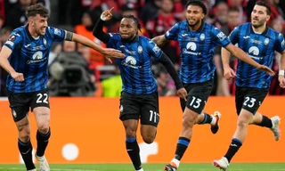 Lookman ăn mừng cùng các đồng đội sau khi ghi bàn.