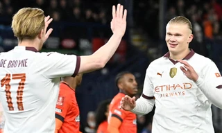 Haaland và De Bruyne tỏa sáng giúp Man City đè bẹp Luton Town.