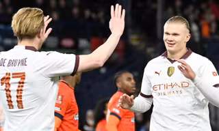 Haaland và De Bruyne tỏa sáng giúp Man City đè bẹp Luton Town.