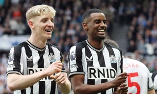 Gordon và Isak nhấn chìm Tottenham.