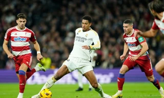 Jude Bellingham và các cầu thủ Granada.