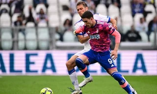 Tiền đạo Vlahovic trong một pha tranh chấp bóng