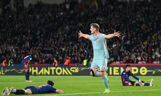 Các cầu thủ Barcelona đổ gục xuống sân sau khi nhận bàn thua thứ 2.