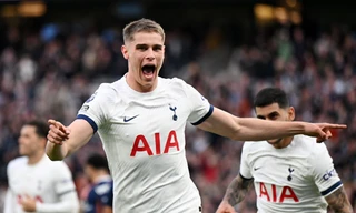 Trung vệ Van de Ven ăn mừng bàn thắng.