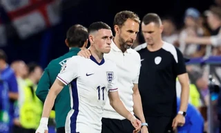 Phil Foden và HLV Gareth Southgate.