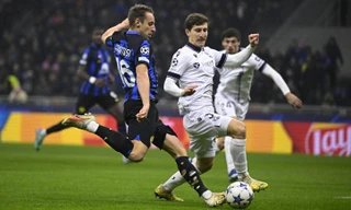 Tiền vệ Frattesi tung cú dứt điểm về phía khung thành Real Sociedad. 