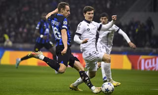 Tiền vệ Frattesi tung cú dứt điểm về phía khung thành Real Sociedad. 