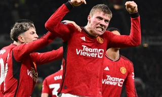 Hojlund ăn mừng đầy phấn khích sau pha lập công vào lưới Aston Villa