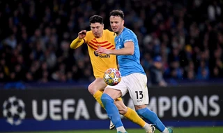 Lewandowski trong một pha tranh chấp với trung vệ Amir Rrahmani.