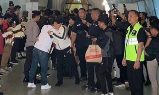 HLV Shin Tae-yong cùng các học trò được chào đón nồng nhiệt ở sân bay.