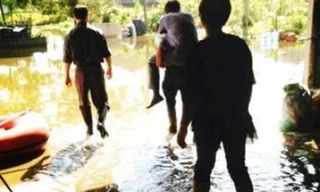 Quan mất chức vì 'cưỡi cổ' dân đi thăm lụt