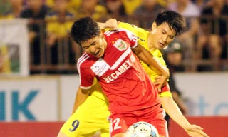 Công Vinh (sau) không được HLV Lê Thụy Hải chào đón ở Bình Dương? Ảnh: VSI