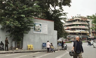 Mảnh đất dự kiến xây dựng Trung tâm thông tin vẫn đang được rào kín. Ảnh: Vnexpress