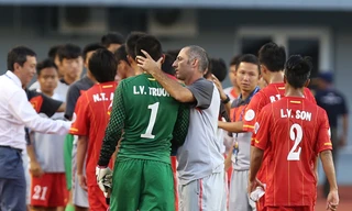 HLV Graechen an ủi thủ môn Văn Trường và đồng đội sau trận đấu. Ảnh: VSI