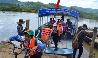 Học sinh, giáo viên ở xã Bình Hòa đã có thuyền mới an toàn