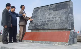 Tấm bia ghi sự kiện ngày đón đồng bào miền Nam tập kết ra Bắc tại cảng cá Lạch Hới. Ảnh: Hoàng Lam
