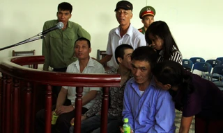 Kết thúc buổi xét xử, các bị cáo đang chờ được áp giải về trại tạm giam (bị cáo Sơn mặc áo trắng cộc tay, ngồi ngoài cùng phía trái)