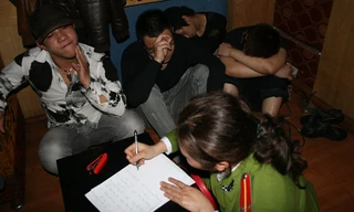 Các trinh sát lập biên bản tại chỗ một tụ điểm sử dụng trái phép chất ma túy. Ảnh: Công an cung cấp