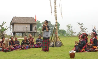 Mừng lễ hội trỉa lúa của đồng bào Bru - Vân Kiều tại Làng VHDL các DTVN. Ảnh: TTD