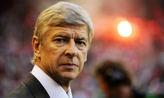 “Giáo sư” Arsene Wenger đăm chiêu trước cảnh Arsenal ngày một bị đẩy xa khỏi cuộc đua tới ngôi vô địch. Ảnh: Getty Images
