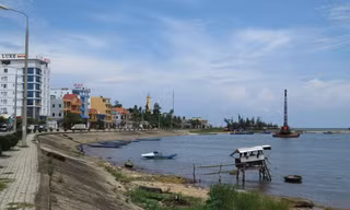 Cửa Nhật Lệ ổn định như ngày nay phần lớn là nhờ các mỏ hàn tạo bồi hàng chục năm qua