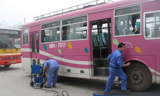 Chính sách sinh ra để tháo gỡ, chứ không phải làm khó người dân (trong ảnh: Cán bộ đăng kiểm đang khám xe)