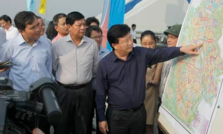 Bộ trưởng Xây dựng và lãnh đạo TP Hà Nội kiểm tra tại hiện trường cầu Nhật Tân