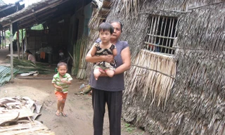 Cháu bé không tay chân với bà ngoại nghèo. Ảnh: Xuân Lương