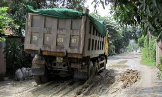 Một xe chở cát trên đường Vĩnh Thái (TP Nha Trang, Khánh Hòa)