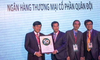 Ông Lưu Trung Thái - Phó Chủ tịch HĐQT MB (thứ hai từ trái sang) nhận danh hiệu công ty niêm yết tốt nhất do Tạp chí Forbes Việt Nam trao tặng