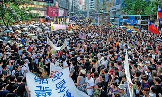Đám đông biểu tình kiên quyết bám trụ trên đường phố Hong Kong. Ảnh: Independent