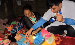 Chăm sóc bệnh nhi tại bệnh viện dã chiến lập ở điểm trường khối tiểu học Piềng Cọc, huyện Tương Dương (Nghệ An). Ảnh: Nhật Lân