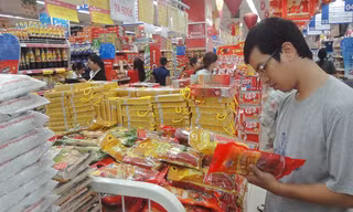 Để đưa hàng vào siêu thị, DN phải sử dụng phí “bôi trơn” và chịu mức chiết khấu cắt cổ. Ảnh: Đại Dương