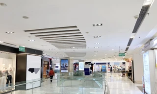 Các trung tâm thương mại ở TP.HCM trầm lắng vào dịp cuối tuần vì dịch COVID-19